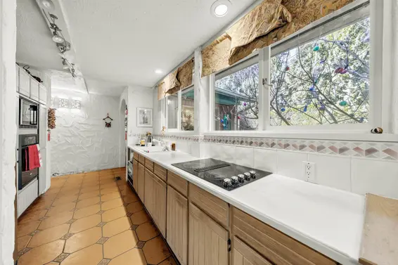 1670 Ayleslynn Drive, North Vancouver For Sale - image 7