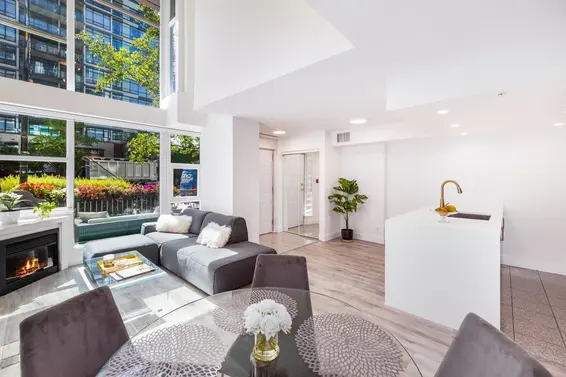 TH8 168 East Esplanade Avenue, North Vancouver