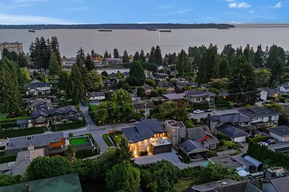 2423 Mathers Avenue, West Vancouver For Sale - image 37