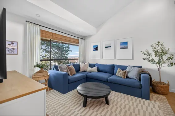 330 210 West 2nd Street, North Vancouver