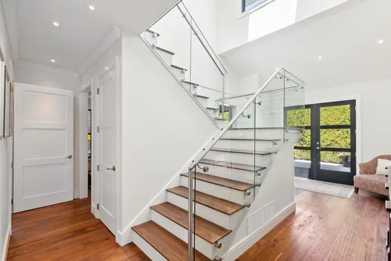 939 Friar Crescent, North Vancouver For Sale - image 3