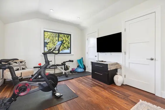 939 Friar Crescent, North Vancouver For Sale - image 30