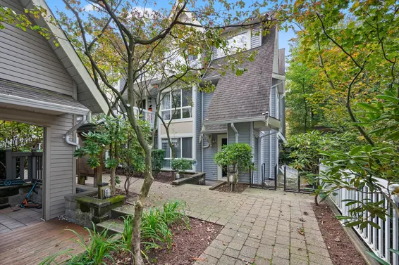 1 1075 Lynn Valley Road, North Vancouver