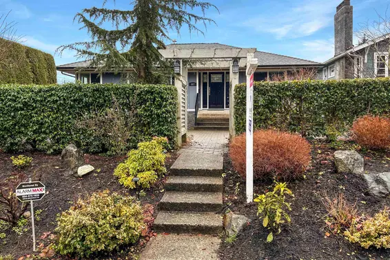 887 East 17th Street, North Vancouver