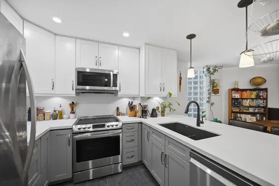 202 3187 Mountain Highway, North Vancouver