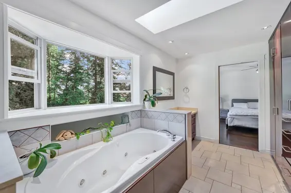 425 Tempe Crescent, North Vancouver For Sale - image 11