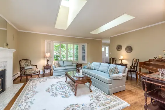 554 Newcroft Place, West Vancouver For Sale - image 2