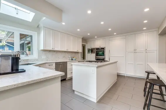 554 Newcroft Place, West Vancouver For Sale - image 8