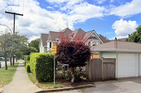 1015 St. Andrews Avenue, North Vancouver For Sale - image 3