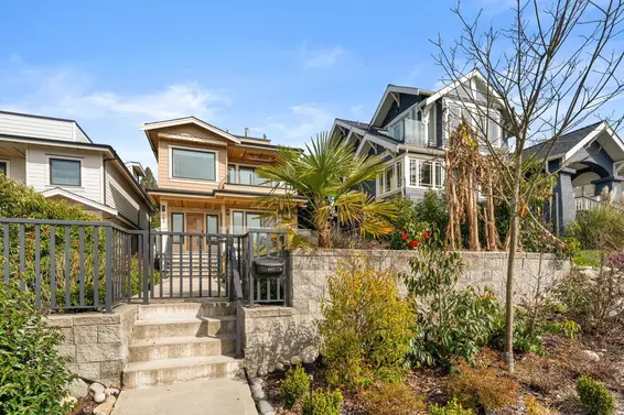 462 West 14th Street, North Vancouver For Sale - image 2