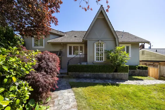 2308 Inglewood Avenue, West Vancouver For Sale - image 2