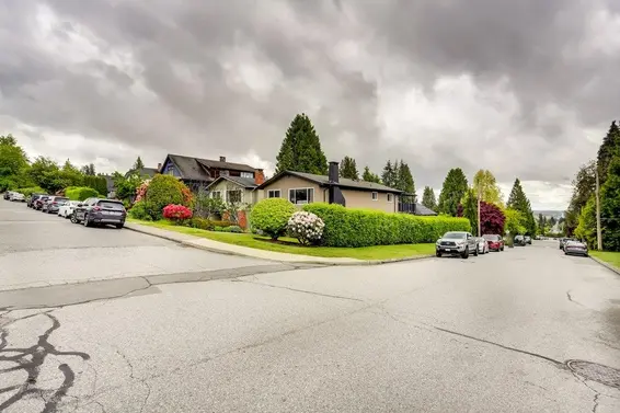 205 East 28th Street, North Vancouver For Sale - image 2