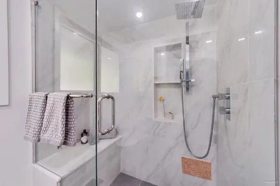 667 Plymouth Drive, North Vancouver For Sale - image 3