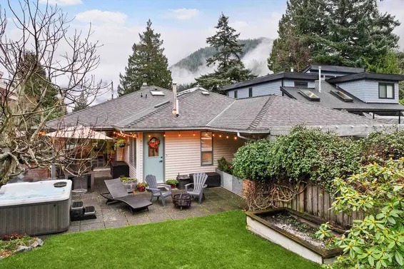 6422 Douglas Street, West Vancouver