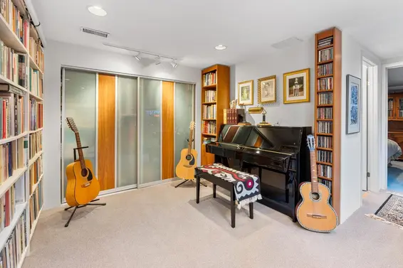 1588 Merlynn Crescent, North Vancouver For Sale - image 10