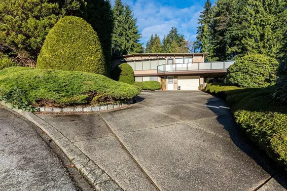 1588 Merlynn Crescent, North Vancouver For Sale - image 4