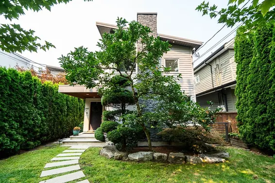 2007 Larson Road, North Vancouver For Sale - image 2