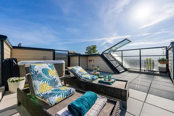 402 733 West 14th Street, North Vancouver