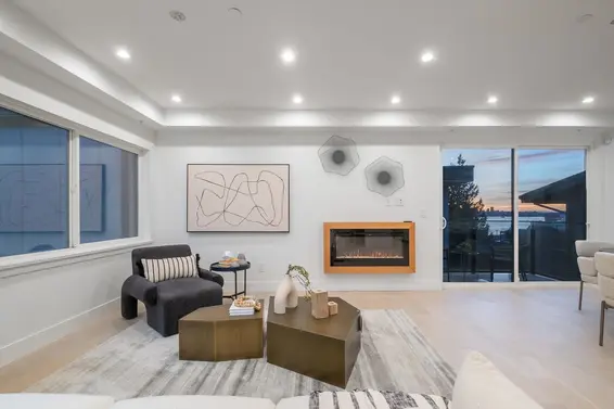 2 432 East 1st Street, North Vancouver For Sale - image 3