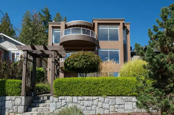 460 East 21st Street, North Vancouver For Sale - image 2