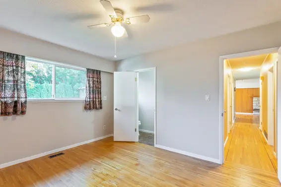 2370 Mountain Highway, North Vancouver For Sale - image 32