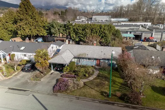 1202 Pinewood Crescent, North Vancouver For Sale - image 2