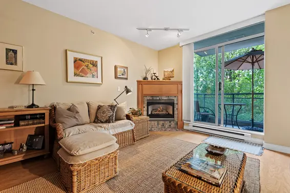 302 588 16th Street, West Vancouver For Sale - image 1