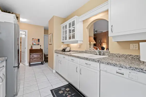302 588 16th Street, West Vancouver For Sale - image 2