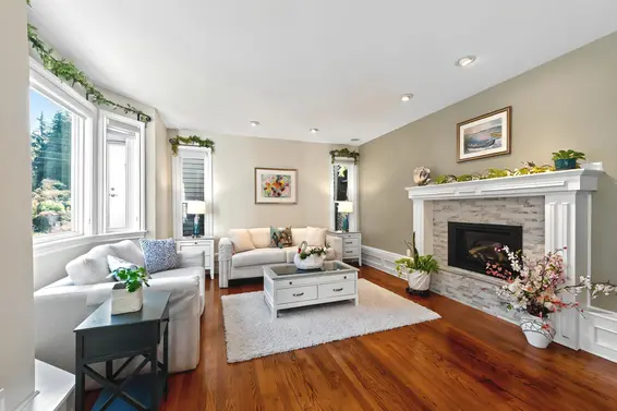 980 Montroyal Boulevard, North Vancouver For Sale - image 2
