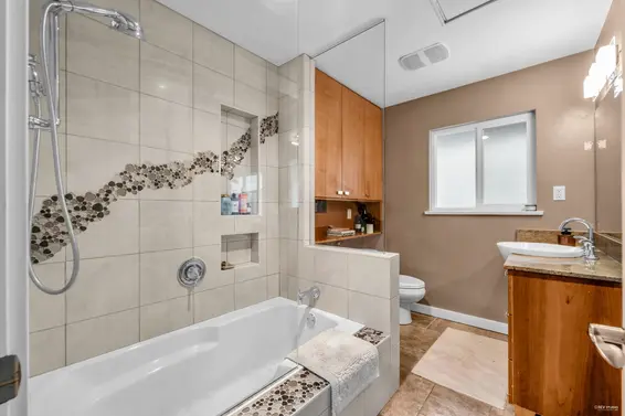 562 Alpine Court, North Vancouver For Sale - image 12