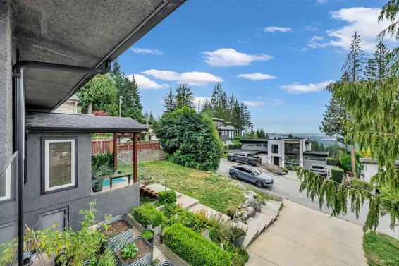 562 Alpine Court, North Vancouver For Sale - image 2