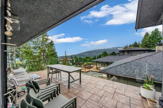 562 Alpine Court, North Vancouver For Sale - image 3