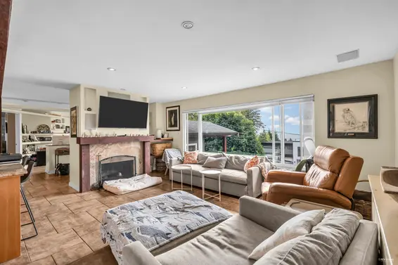 562 Alpine Court, North Vancouver For Sale - image 4