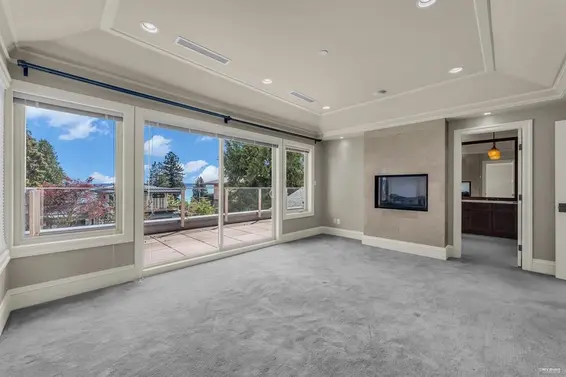 2566 Marine Drive, West Vancouver For Sale - image 10