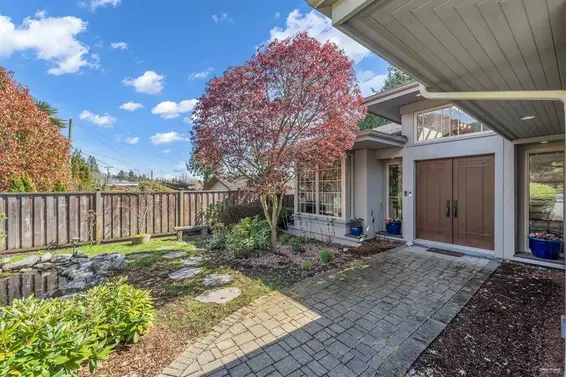 2566 Marine Drive, West Vancouver For Sale - image 16