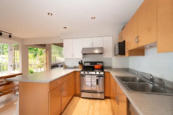 6744 Dufferin Avenue, West Vancouver For Sale - image 8