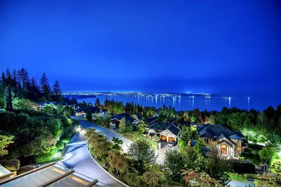 305 2575 Garden Court, West Vancouver