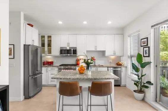3 307 East 15th Street, North Vancouver
