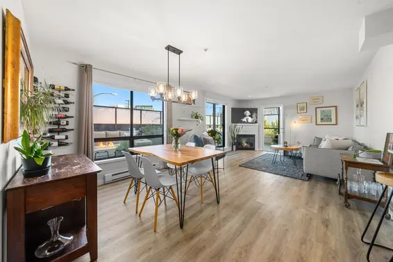 206 935 West 16th Street, North Vancouver