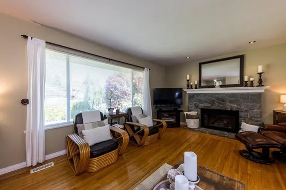895 East 12th Street, North Vancouver For Sale - image 3