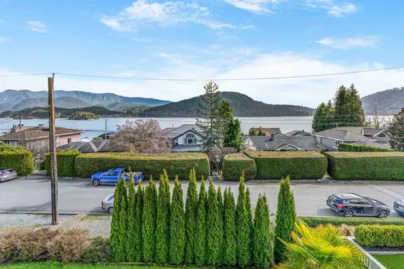 351 Beachview Drive, North Vancouver