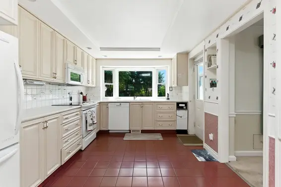 2240 Gordon Avenue, West Vancouver For Sale - image 11