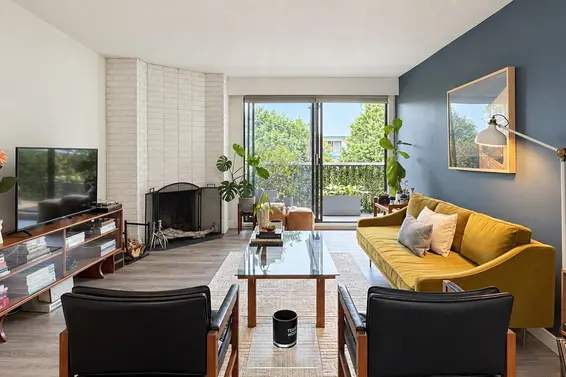 204 1610 Chesterfield Avenue, North Vancouver For Sale - image 3