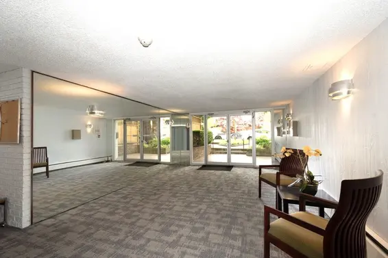 304 1515 Chesterfield Avenue, North Vancouver For Sale - image 2