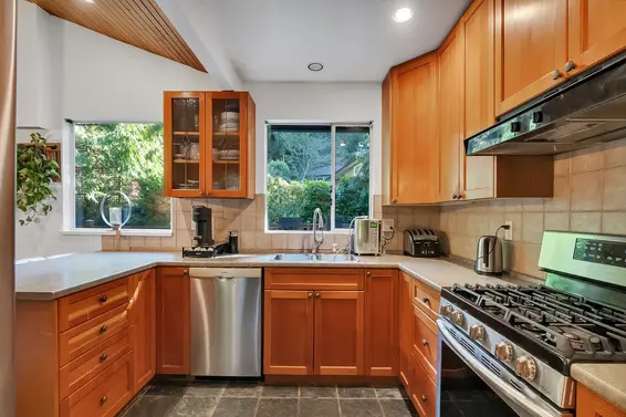 5325 Marine Drive, West Vancouver For Sale - image 12