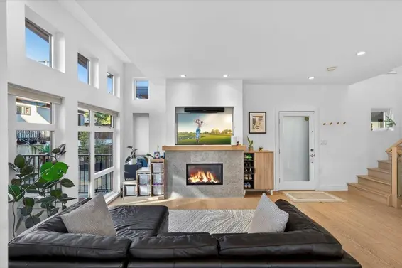 2 252 East 19th Street, North Vancouver For Sale - image 3