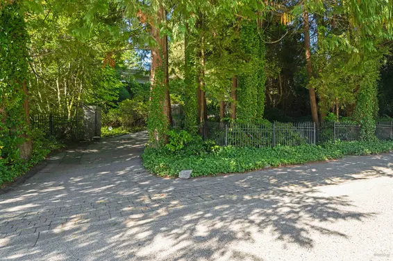 485 Southborough Drive, West Vancouver For Sale - image 2