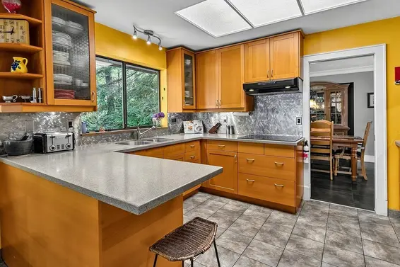 8568 Bedora Place, West Vancouver For Sale - image 5