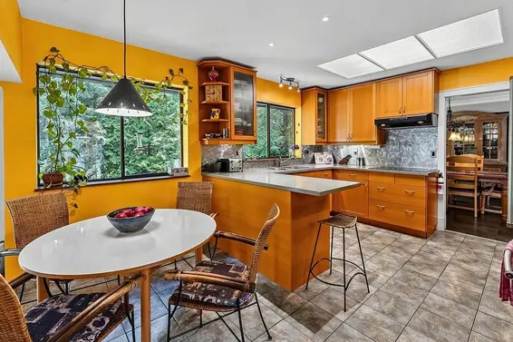 8568 Bedora Place, West Vancouver For Sale - image 7