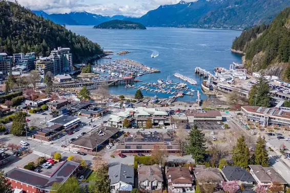 211 6688 Royal Avenue, West Vancouver